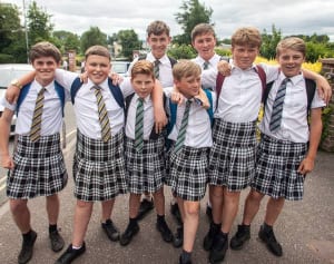 英国の男子生徒がスカートで登校し始めた理由