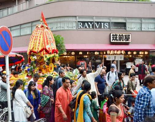 インドの祭り華やかに　川崎駅周辺で「ラタジャトラ」