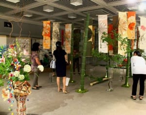 タンスに眠る帯をアートに　座間市で作品展