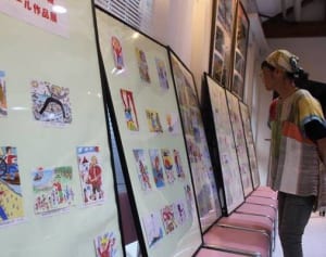 ガリバーの世界多彩　横須賀で7月末まではがき絵100点