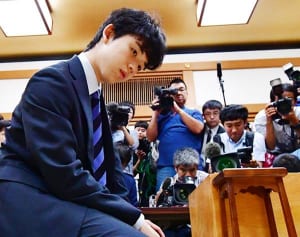 連勝新記録樹立の藤井聡太四段「学校行きたくない」で母困惑