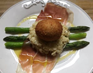 第131飯「半熟卵のフライ、チーズリゾット、アスパラガスの三位一体」