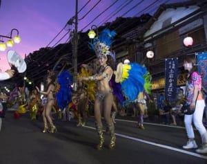 サンバと花火で夏の夜盛り上げ・湯河原