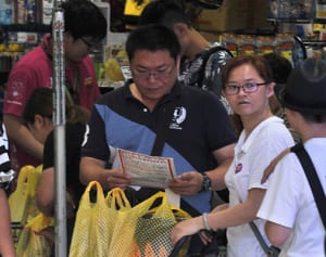 爆買い健在　中国人購入額３０～６０万円　県商工労働部が外国人客調査　県産菓子が人気