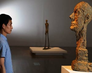 そっくり!?カラテカ矢部と歩く「ジャコメッティ展」