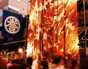 西陣織伝統工芸士、パリでのショー実現させた“亡夫との約束”