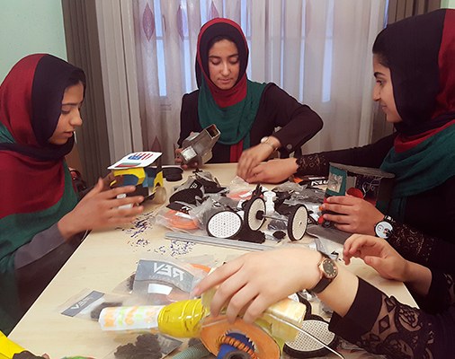 イヴァンカ・トランプ、ビザ却下されたアフガンの女性ロボコンチーム支援を表明