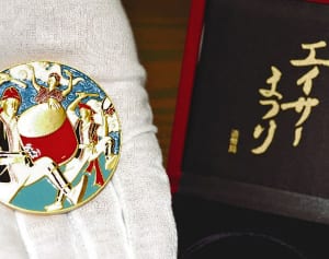 七宝技法で「エイサー」　躍動感、色鮮やかに表す