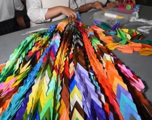 平和つなぐ高校生　ウサギ像飾る千羽鶴　二宮町