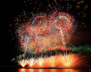 ドローンが新たな鑑賞法を可能に！17年彩る“花火”最新事情