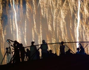 体育座りで手ぶれ防止！スマホでキレイに花火を撮る方法