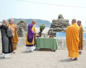 巨大砂像が登場　鎌倉花火大会を前に由比ガ浜