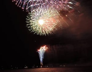 中止から一転、夜空を彩る4,000発　鎌倉で花火大会