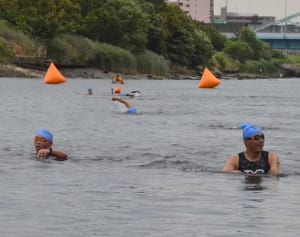 多摩川河川敷で「エクステラ」　選手ら自然体感
