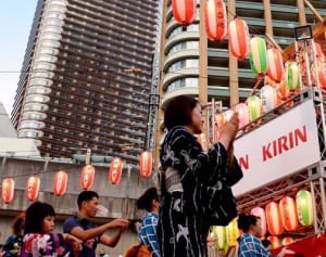 タワマンをバックに盆踊り　武蔵小杉駅南口