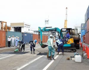 亀裂固め「ヒアリ通さぬ」 横浜港で緊急工事国交省