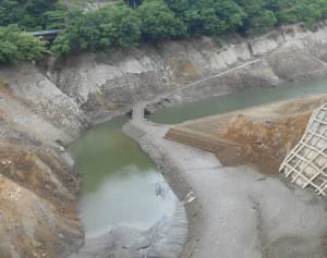 少雨で湖底あらわ　貯水率、最低の58％宮ケ瀬湖