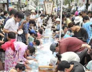 ギネス認定、藤沢で63メートル金魚すくい