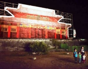 幻の勝連城 闇夜に輝く　阿麻和利出陣祭、児童らの絵で再現