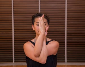 たった2つの動きで「肩こり」が解消できる簡単ヨガ式ストレッチ