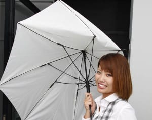 全国の郵便局で完売続出！最新傘は「折れて、壊れない！」