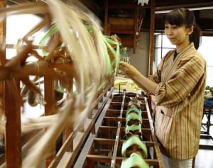 「上田紬」女性工芸士が海外で気づいた民族衣装の素晴らしさ