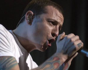 リンキン・パークのチェスター、死因が確定