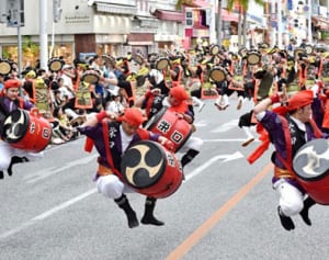 炎天下の舞「一万人エイサー」沖縄、国際通り