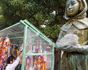 「ガラスのうさぎ像」彩る6万5千羽　二宮町