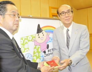 不戦の誓い折り鶴に　茅ケ崎