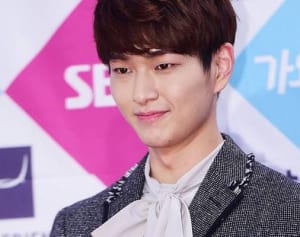 被害を主張した女性、なぜオンユらのテーブルで踊っていたのか？