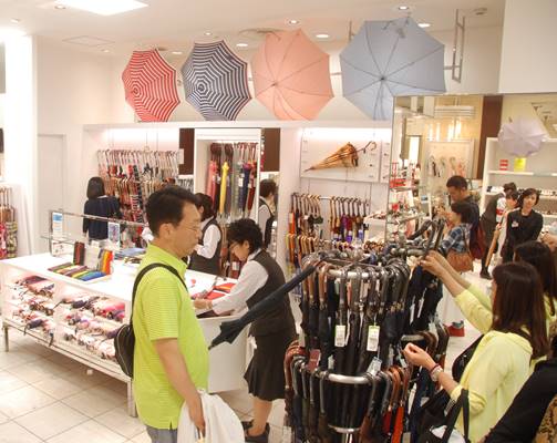 夏の長雨、各地で悲喜　海水浴客4割減、布団乾燥機売り上げ3倍　神奈川県