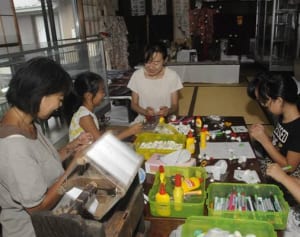 繭玉に見る養蚕の歴史　相模原の古民家で100点展示