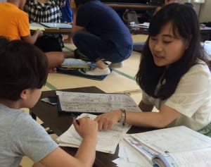 夏休み宿題、助太刀致す　東海大生、外国ルーツの子に　秦野市