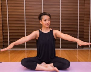 下半身ストレッチで脳をリラックスさせる!?簡単ヨガポーズ