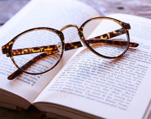 あなたも“メガネ美人”！「若見え」されるメガネの選び方