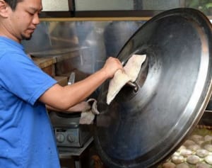 味も伝統も継承　創業１６０年の首里「山城まんじゅう」６代目秀史さん