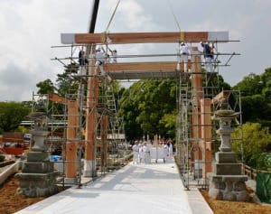 大鳥居88年ぶり建立　小田原・報徳二宮神社