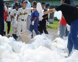 相模川河川敷でごみ回収　座間