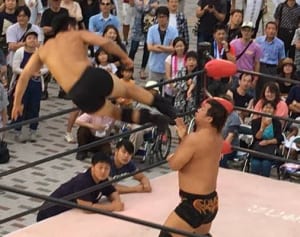 商店街プロレス、買い物客らが歓声　秦野