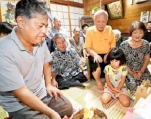 おじい、おばあ、また来年　旧盆最終日、家族集まり「ウークイ」