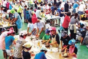 ギネス認定、３２４人が沖縄そば作り　最大人数で挑戦　浦添