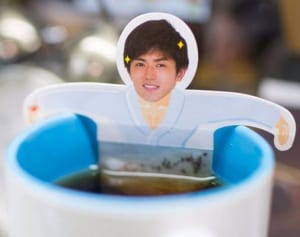 選手の汗の味がする？　川崎フロンターレが銭湯PRでティーバック配布