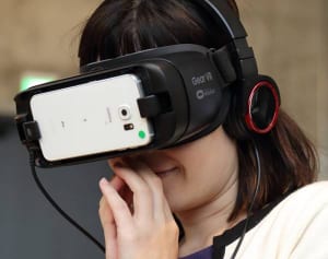 ケーキの上で虫が大量に!?　VRで“認知症の世界”体験してみた