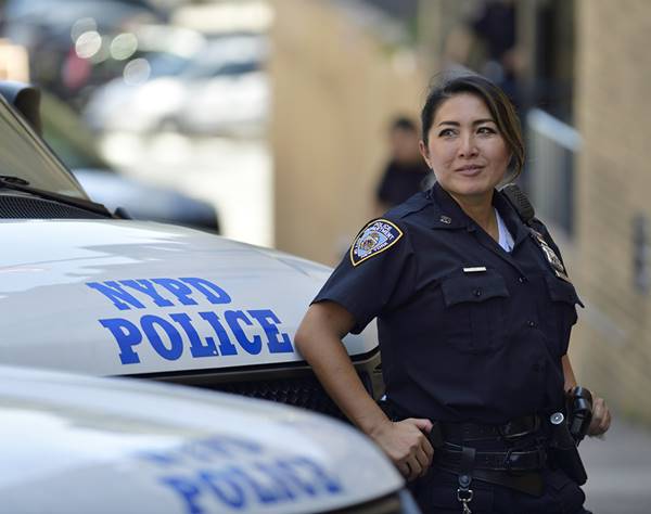 NY市警察で働く日本女性、危険な街で仕事続ける理由