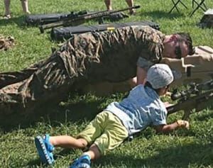 子どもらに米兵、銃の扱い方教示　金武、ハンセンフェス