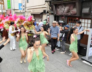 野毛にサンバの熱気　初の「秋祭り」地元チーム練り歩き