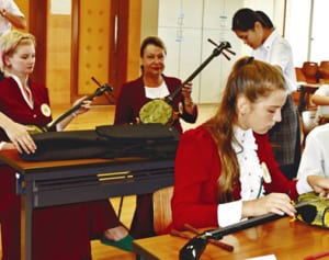 ロシアから修学旅行　浦添商の生徒と交流