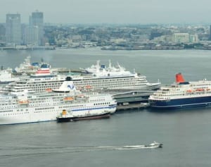 横浜港に日本船籍3隻そろい踏み