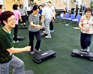 汗流し、認知症も予防　頭と体鍛える「コグニサイズ」　名嘉村クリニックが教室